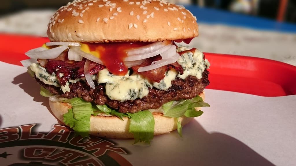 Prémium kéksajtos burger baconnel és ketchup-pal